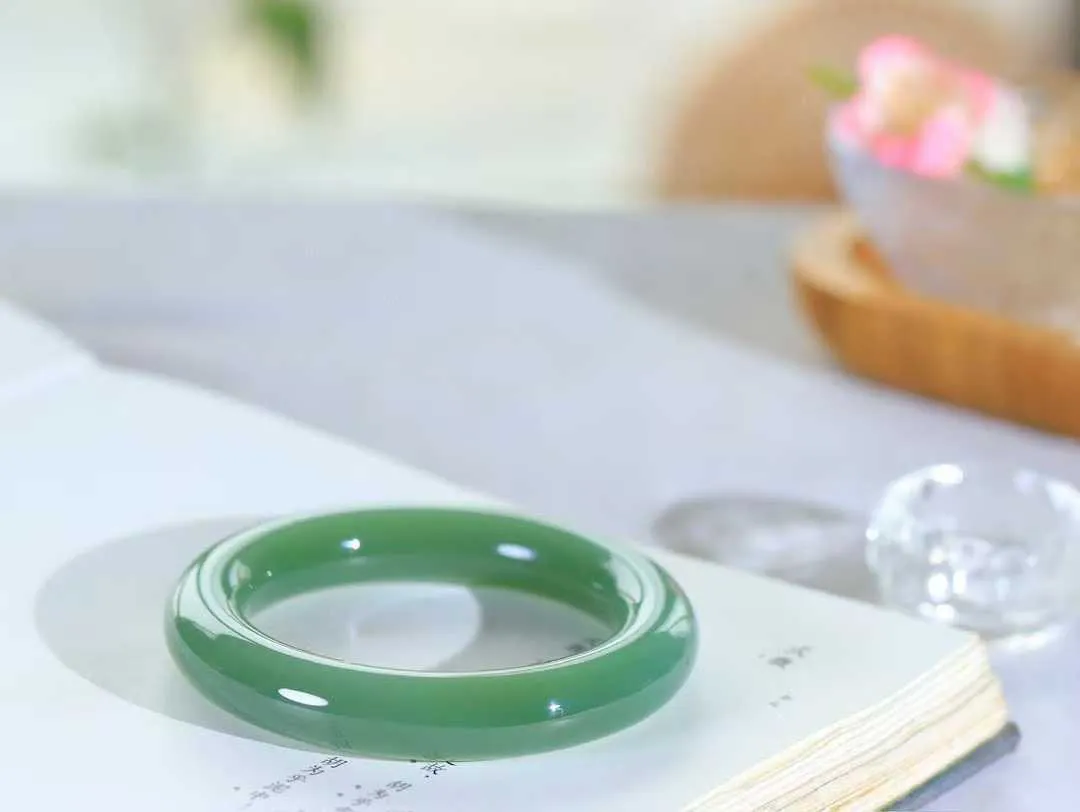 【玉佳人·手镯】

典藏级臻品️和田玉碧玉圆条手镯 ，玉质细腻油润，做工细致精美，端庄素雅，亭亭玉立，芊芊素手。芊芊素手，怎能忘镯？秀美圆条，更显婀娜。内径56mm 尺寸12.7-12.7mm重86.8克691042480A