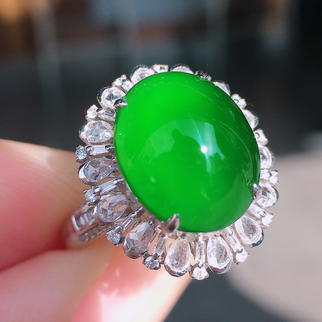 满绿蛋面戒指，色泽均匀艳丽，玉质细腻，荧光感超
强，饱满圆润，尽显优雅气质，18k
金豪华镶嵌