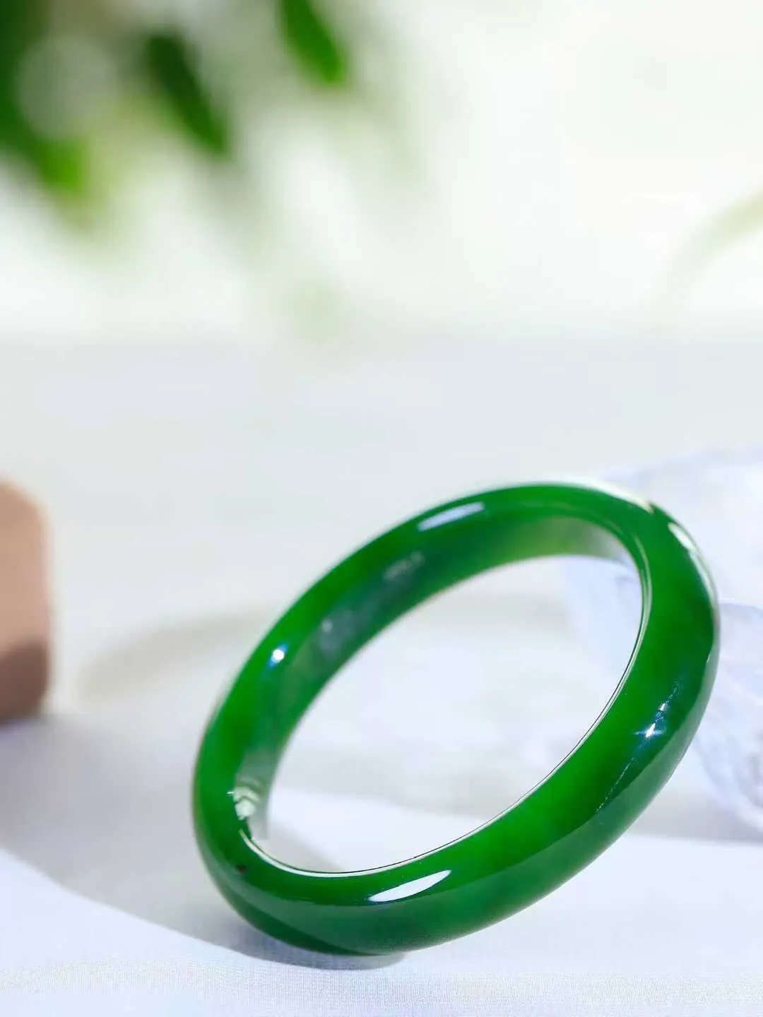 【诗情画意.手镯】

收藏级臻品️️和田玉碧玉手镯   细腻油脂,手感润滑。意韵飘渺，温雅细腻，工艺精湛，️氤氲诗意的美跃然于手腕之间，给人以出尘的风雅，优美脱俗，气质非凡。重45.5克 内径54.5mm尺寸12-8mm  221032400A