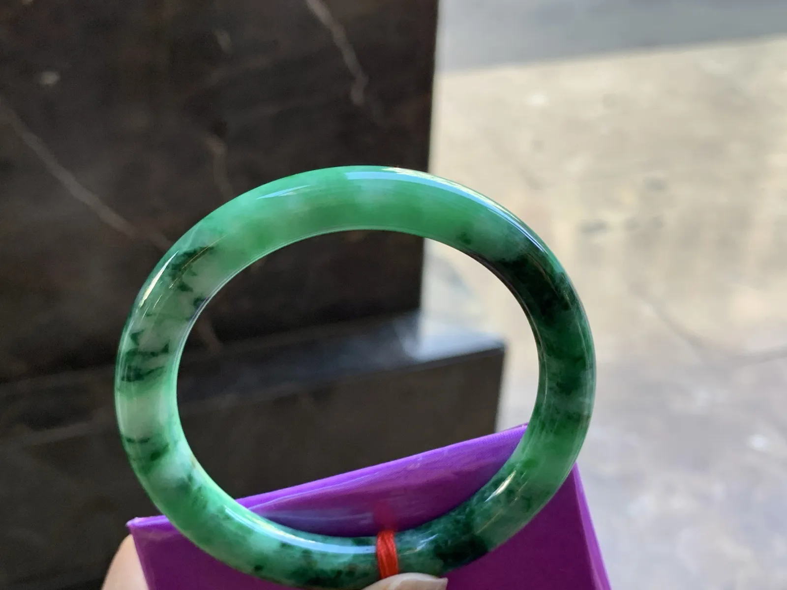 56-8.9

辣绿色圆条手镯^_^颜色鲜艳 浓郁