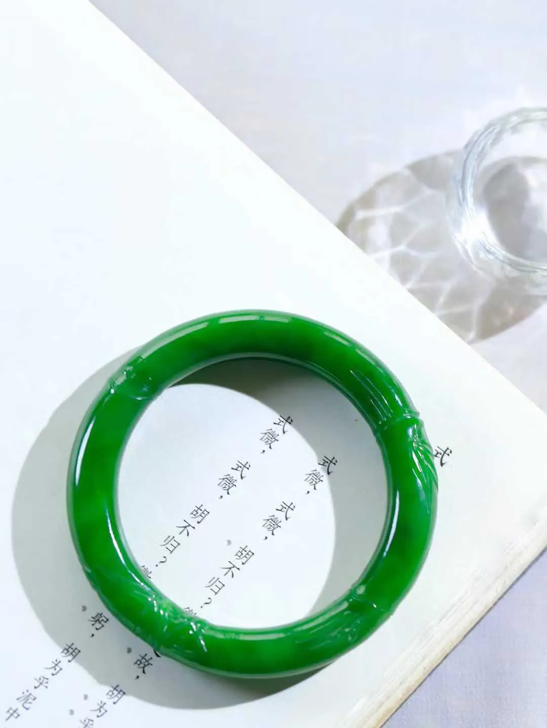 【节节高升.手镯】

精品和田玉碧玉圆条竹手镯，玉质温润细腻，苏工精雕竹节，竹子品德高尚，生而有节，象征气节正直、不屈不俗。竹叶纤秀俊逸，舒展自如，迎风摇曳，柔美清逸，清新典雅。️整器画面空灵简洁佩于胸前，寓意祝福，高风亮节，步步高升。
内径53.5mm尺寸9.8-10mm重47.5克 991032400A