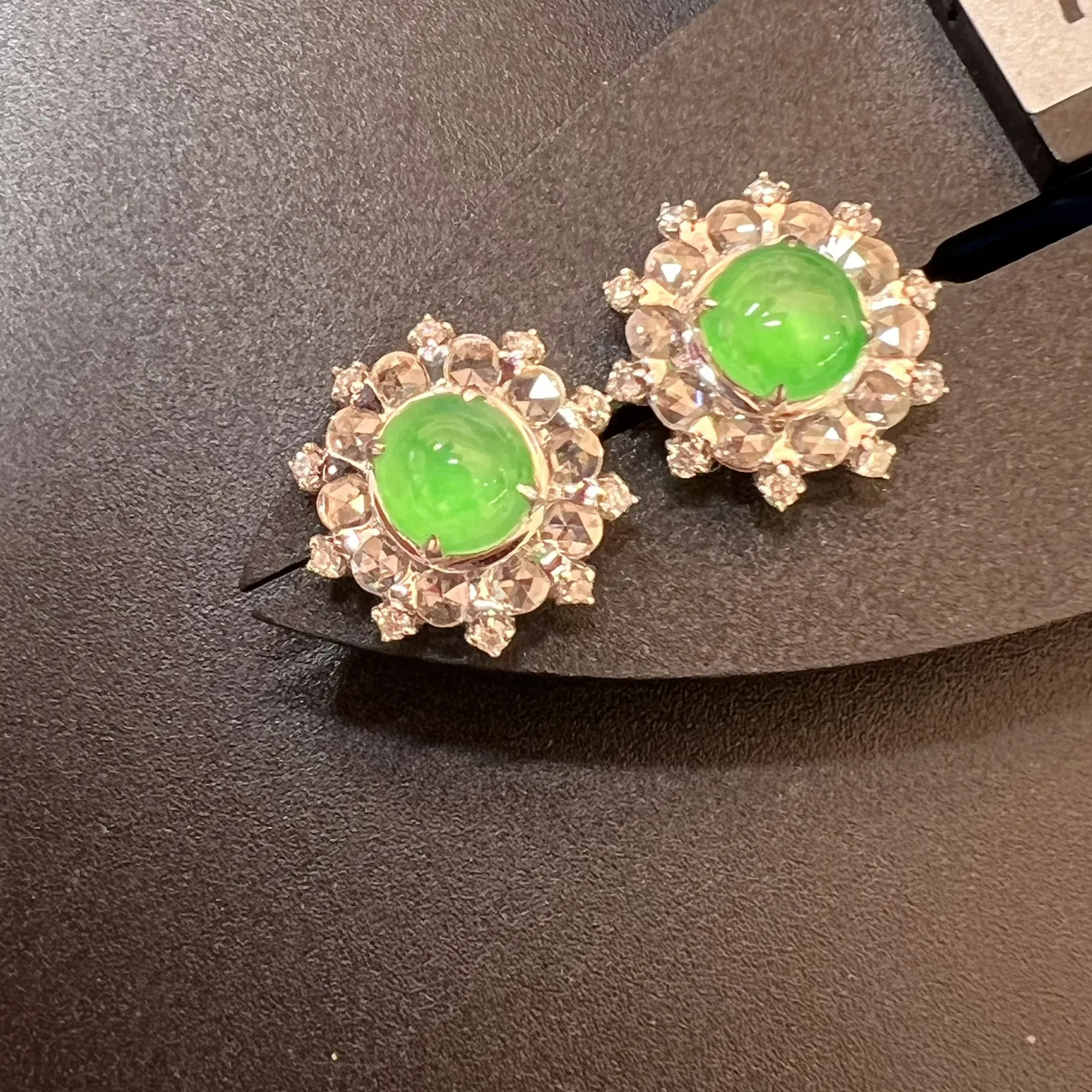 阳绿耳钉种好起光，整体尺寸12.9*6.7 祼石尺寸6*3