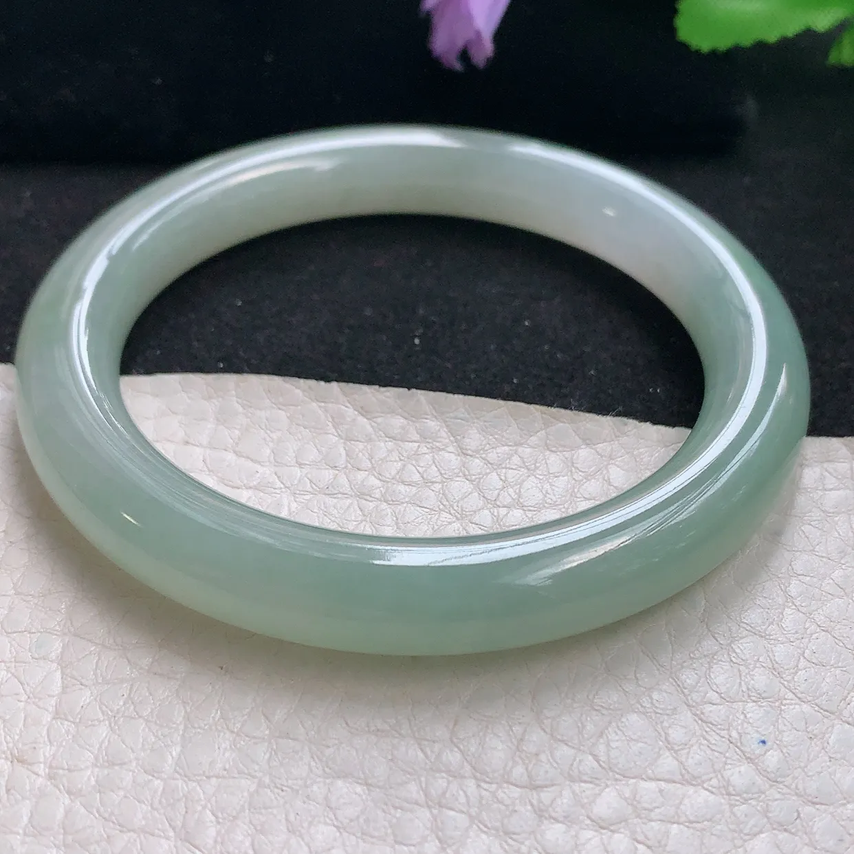 n自然光55.5*9*9.2圆镯 天然缅甸翡翠a货手镯淡绿叮当镯子圆条手镯