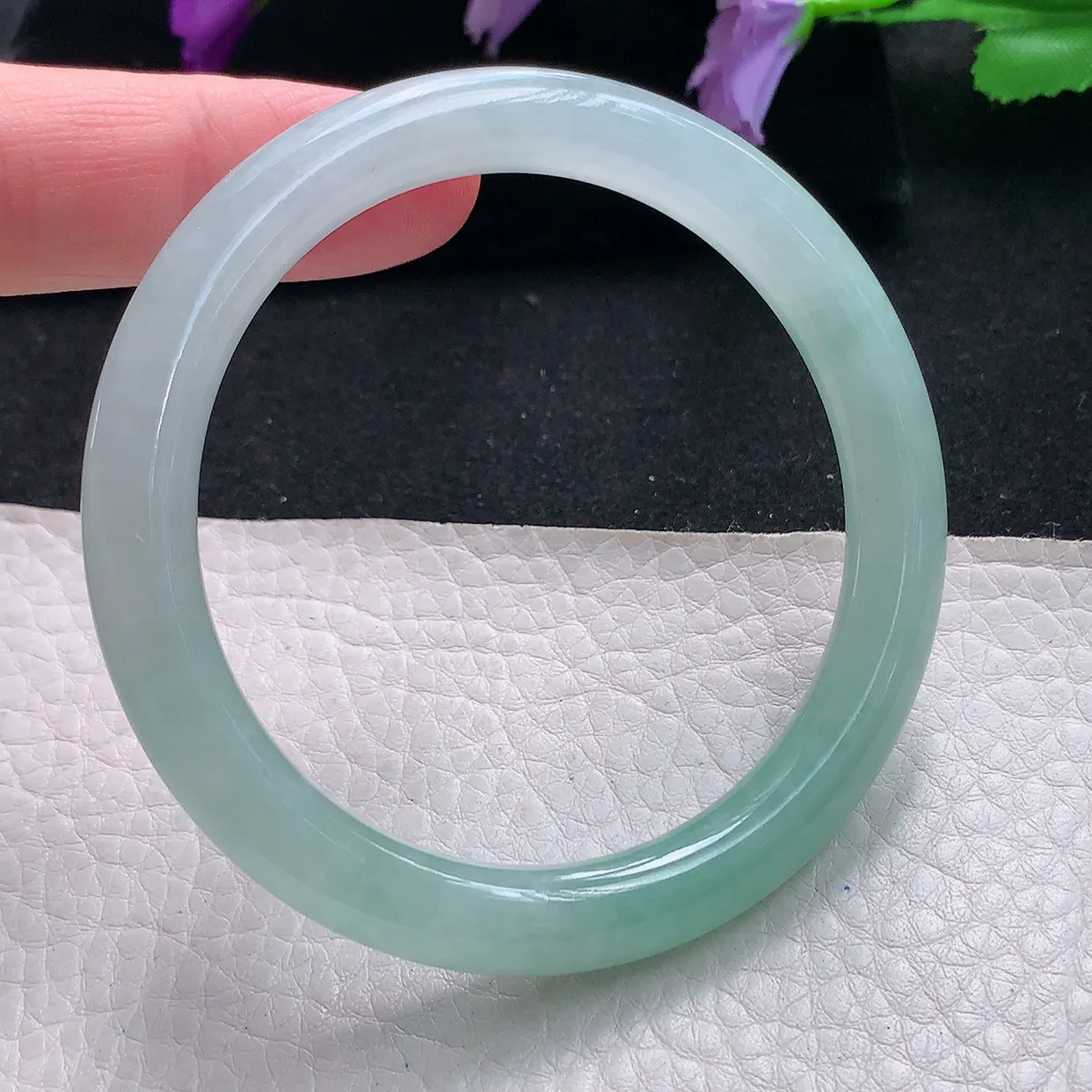 xh自然光54.5*8.4*8圆条镯 天然缅甸翡翠a货手镯淡绿圆镯