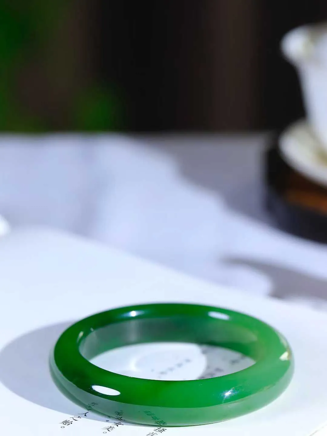 【悠悠芳华.镯】

收藏级臻品和田玉碧玉手镯 玉质温润 青葱岁月，尽收腕中，婉转流畅，凝岁月悠长