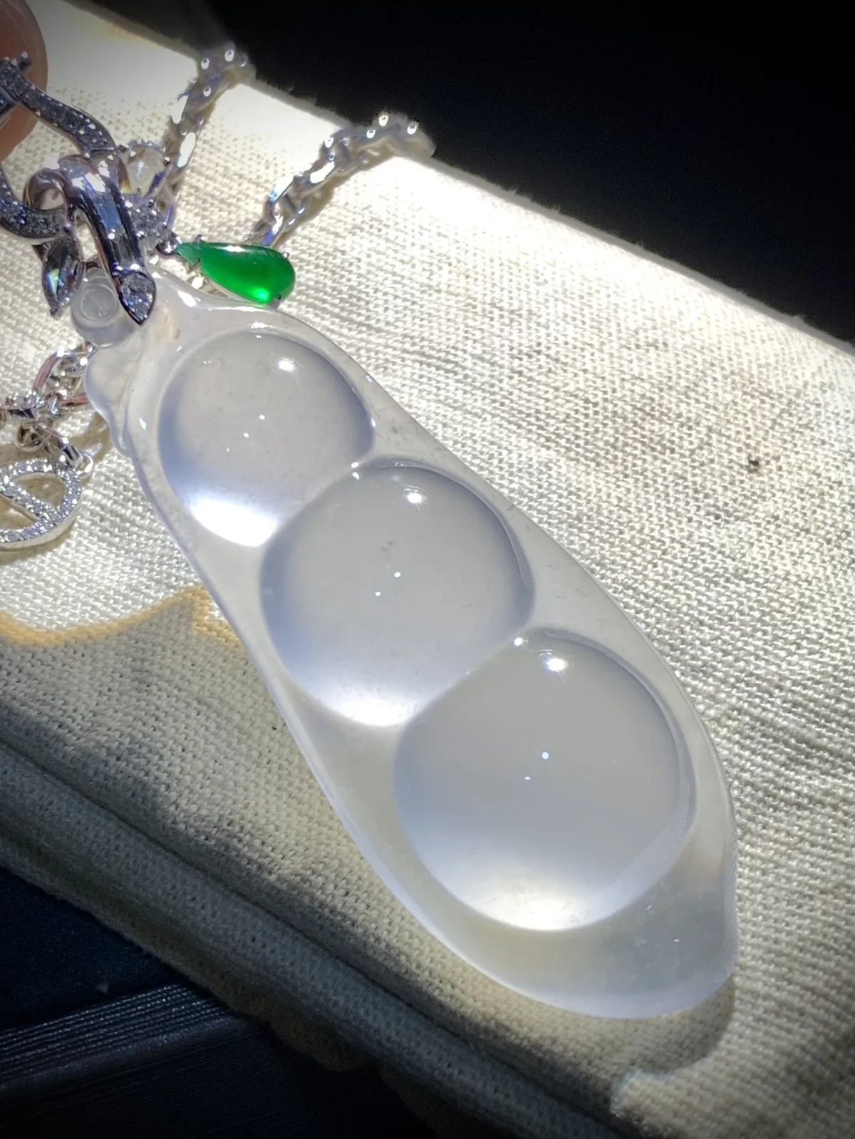 白冰豆子，裸石约52-20-9.2mm。
18K金，南非钻，翡翠绿水滴，不配图链