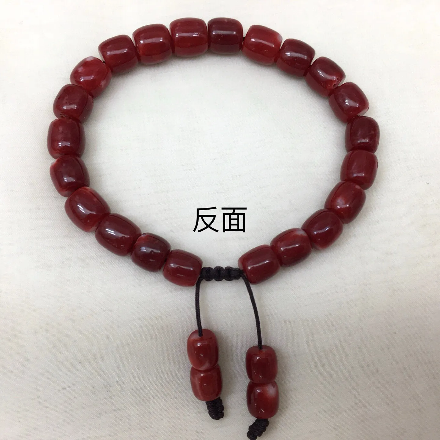 【天然日本阿卡赤血牛血红珊瑚8.6mm大桶珠单手链】难得高瓷度，整条少虫眼少白芯的日本阿卡桶珠。整条赤血牛血红颜色，珠子直径8.6-7.3mm，重量23.19克！每颗珠子均为天然的珊瑚，珊瑚自古就为佛教珍宝，深海千年有机宝石！收藏价值高、可传承！追求颜色美的福音！实物漂亮！