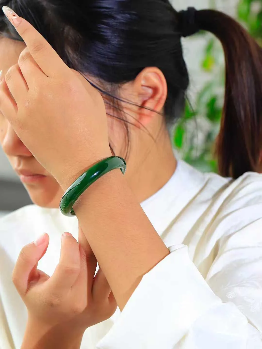 【诗情画意.手镯】

收藏级臻品️️和田玉碧玉手镯   细腻油脂,手感润滑。意韵飘渺，温雅细腻，