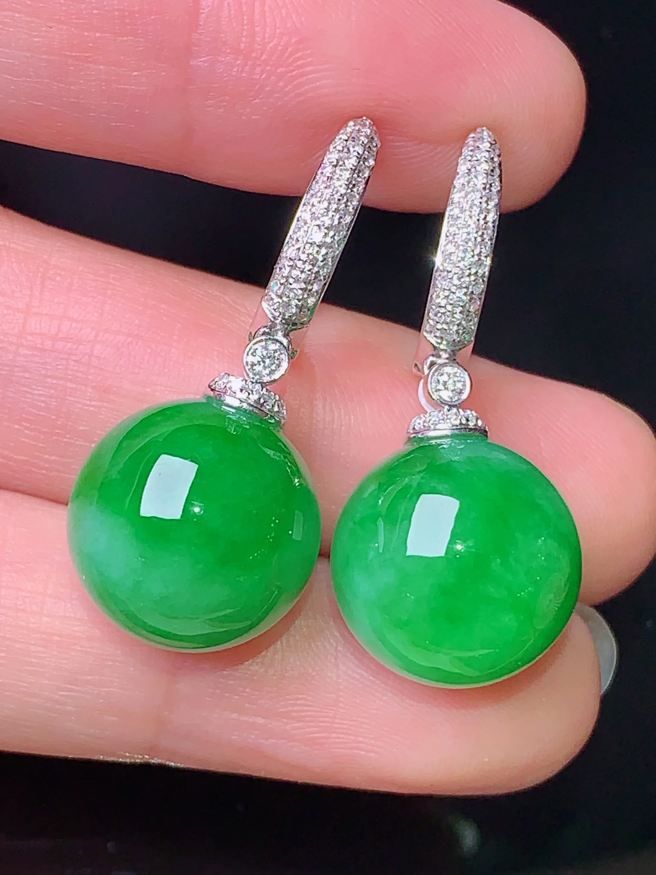 18k金钻镶嵌翠绿圆珠耳钉 玉质细腻 色泽清新艳丽 整体尺寸30.6*13