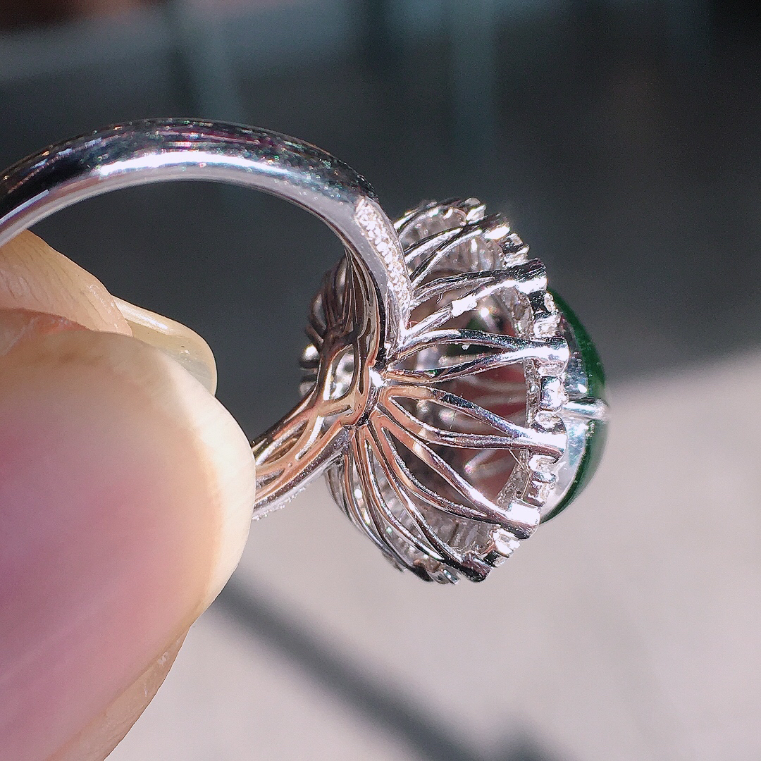 满绿蛋面戒指，色泽均匀艳丽，玉质细腻，荧光感超
强，饱满圆润，尽显优雅气质，18k
金豪华镶嵌