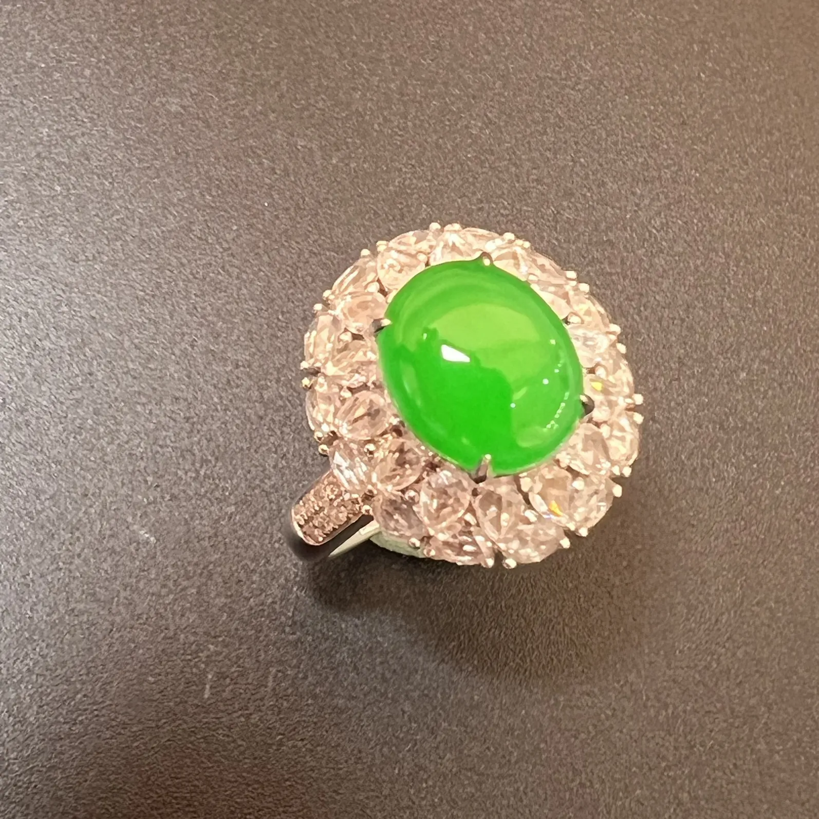 精品戒指质量杠杠滴，整体尺寸17.2*15.3*13.2 裸石尺寸10*8.5*3.8