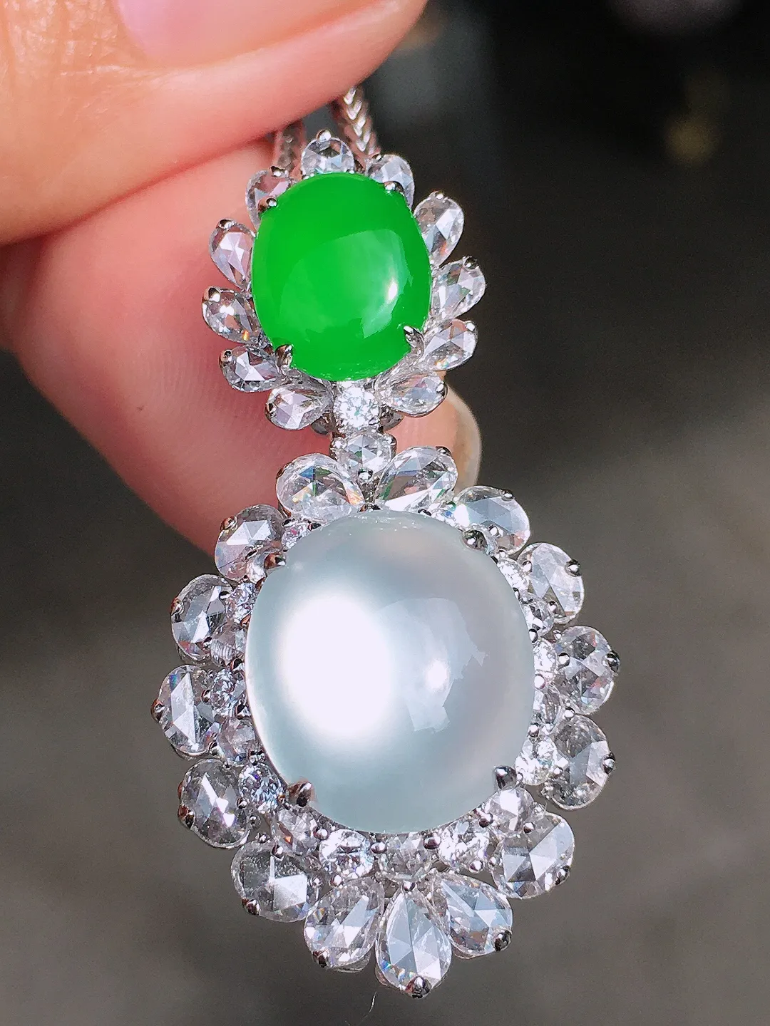 （冰+绿）二合一吊坠，色泽均匀艳丽，玉质细腻，荧光感超
强，饱满圆润，尽显优雅气质，18k
金豪华镶