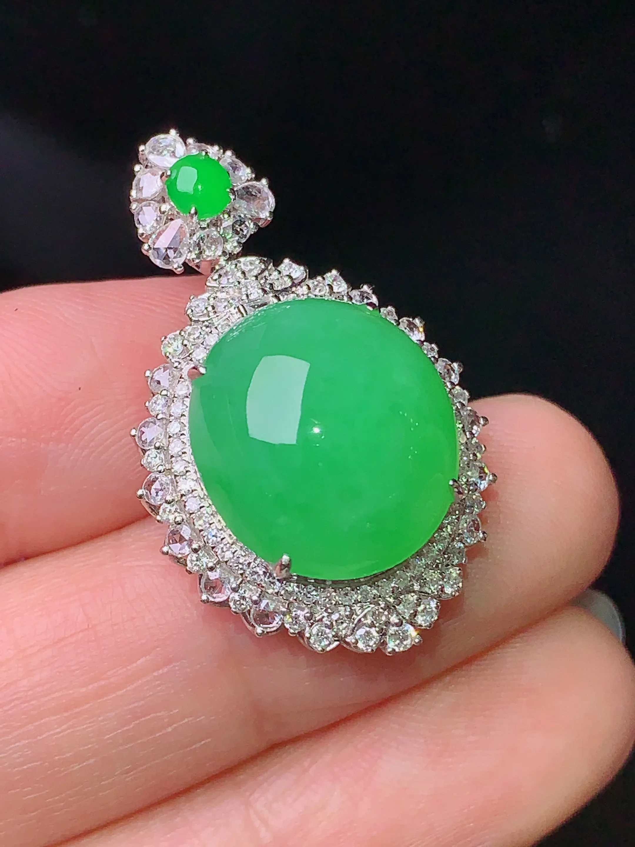 18k金钻镶嵌翠绿蛋面吊坠 玉质细腻 色泽清新艳丽 整体尺寸29.8*18.6*12