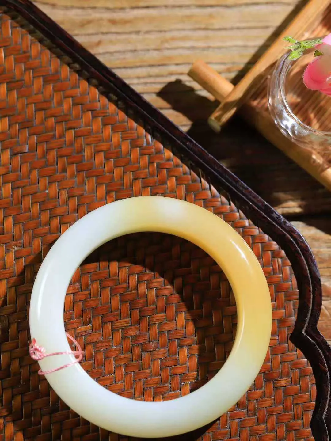 （一见钟情.手镯）

精品和田玉糖白玉手镯，玉质温和莹润，精光内蕴，手感舒适。整器简约，打磨光洁，让人爱不释手，料美艺精，萦绕于手，尽显高贵之姿。重87克 内径56.5mm尺寸14.8-11.1mm   FDA-101043173