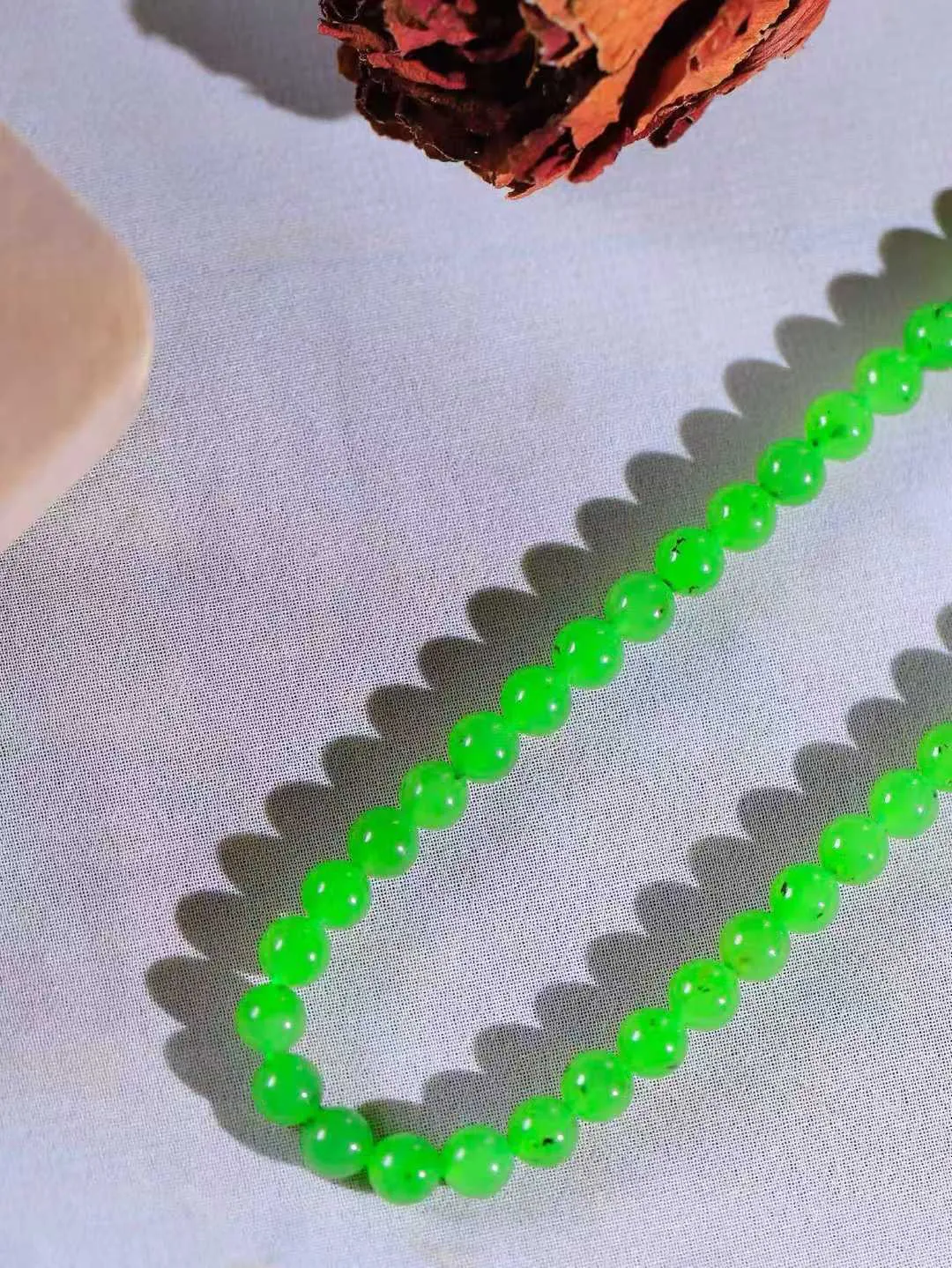 【珠圆玉润.项链】

精品和田玉碧玉珠圆玉润项链 玉质温润细腻  整串打磨圆润，佩戴舒适。珠珠落玉盘，间关莺语花底滑，一生美好时光，无论身在何处，都有它相伴相守。事事顺遂，幸福美满，吉祥如意。重35.5克 尺寸取一5.8mm  791073178A