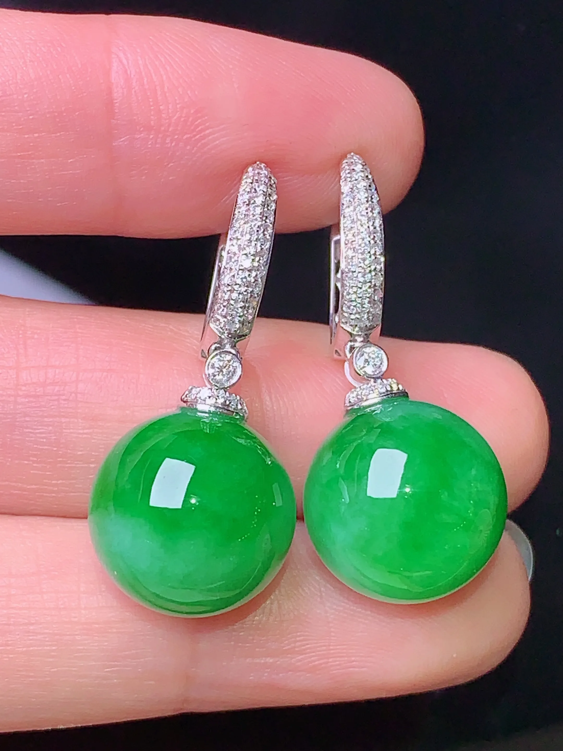 18k金钻镶嵌翠绿圆珠耳钉 玉质细腻 色泽清新艳丽 整体尺寸30.6*13