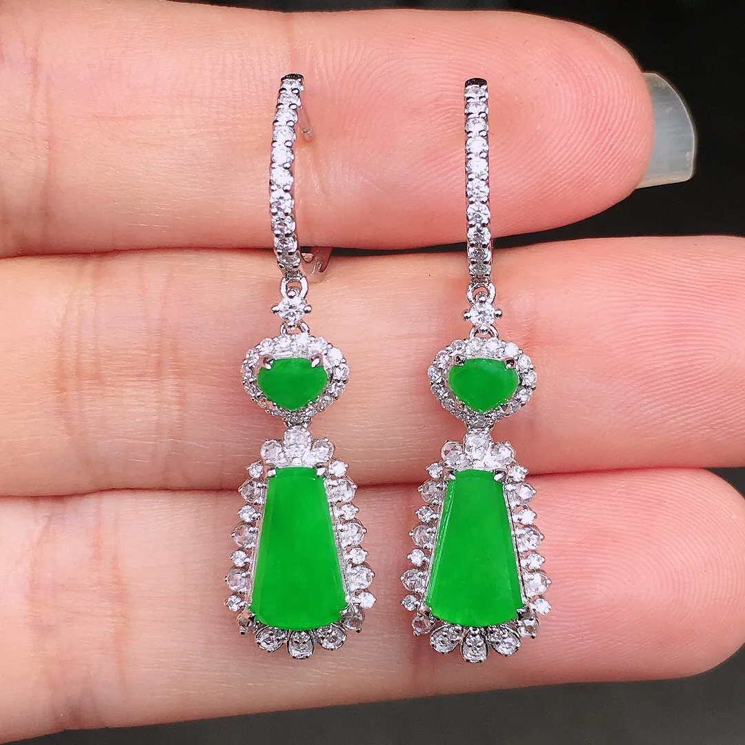 阳绿无事牌耳坠，色泽均匀艳丽，玉质细腻，荧光感超
强，饱满圆润，尽显优雅气质，18k
金豪华镶嵌