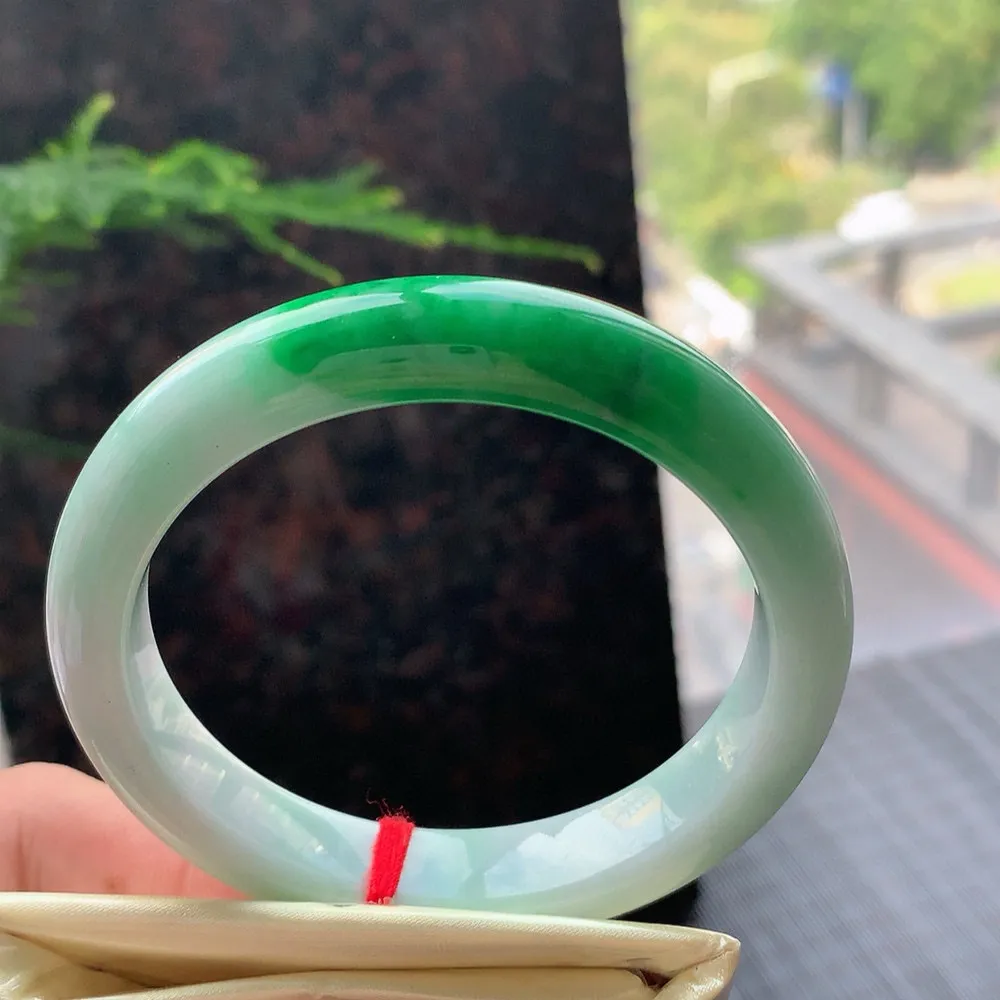 正圈冰糯阳绿 无瑕 尺寸:56.8/11.3/7.9 色好