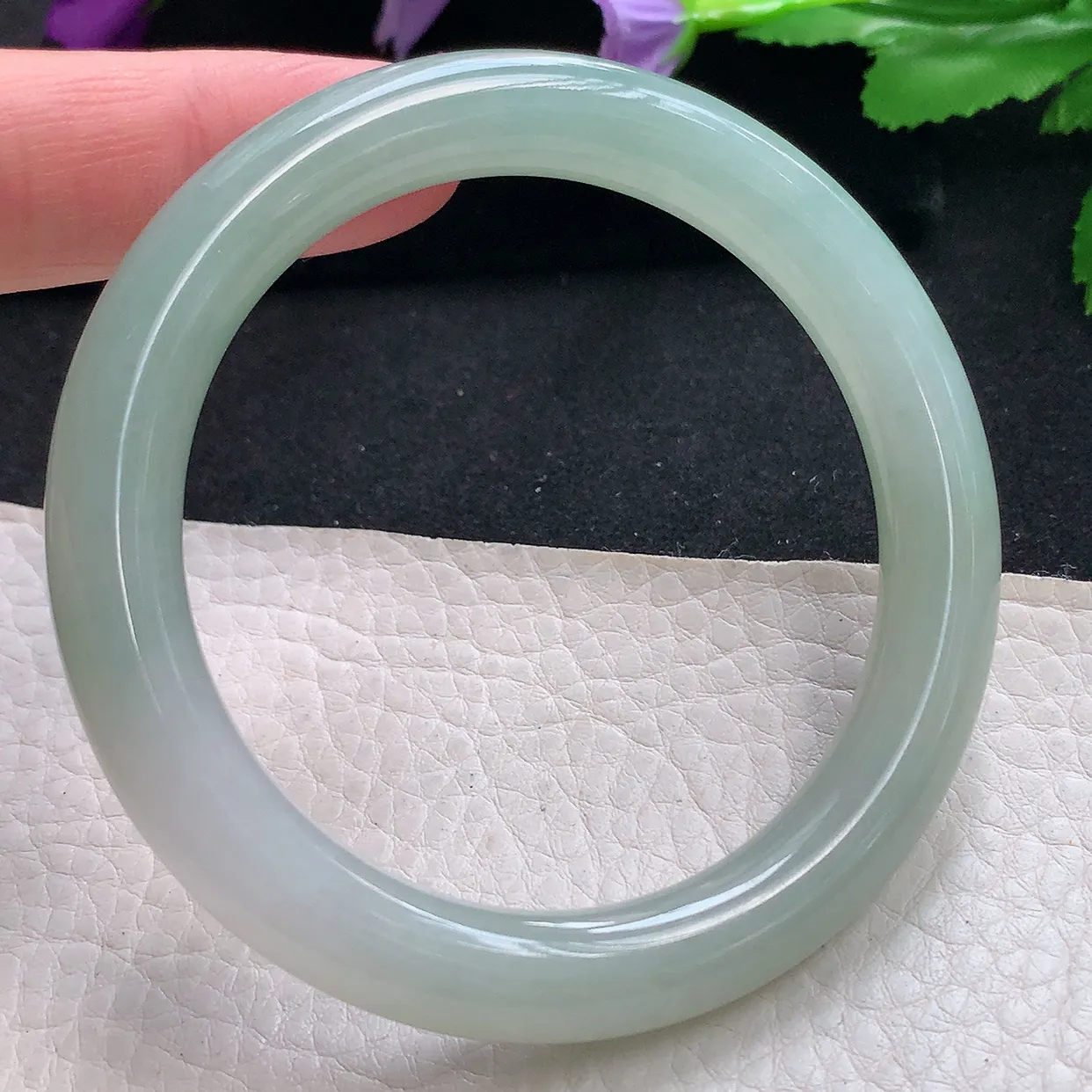 n自然光55.5*9*9.2圆镯 天然缅甸翡翠a货手镯淡绿叮当镯子圆条手镯