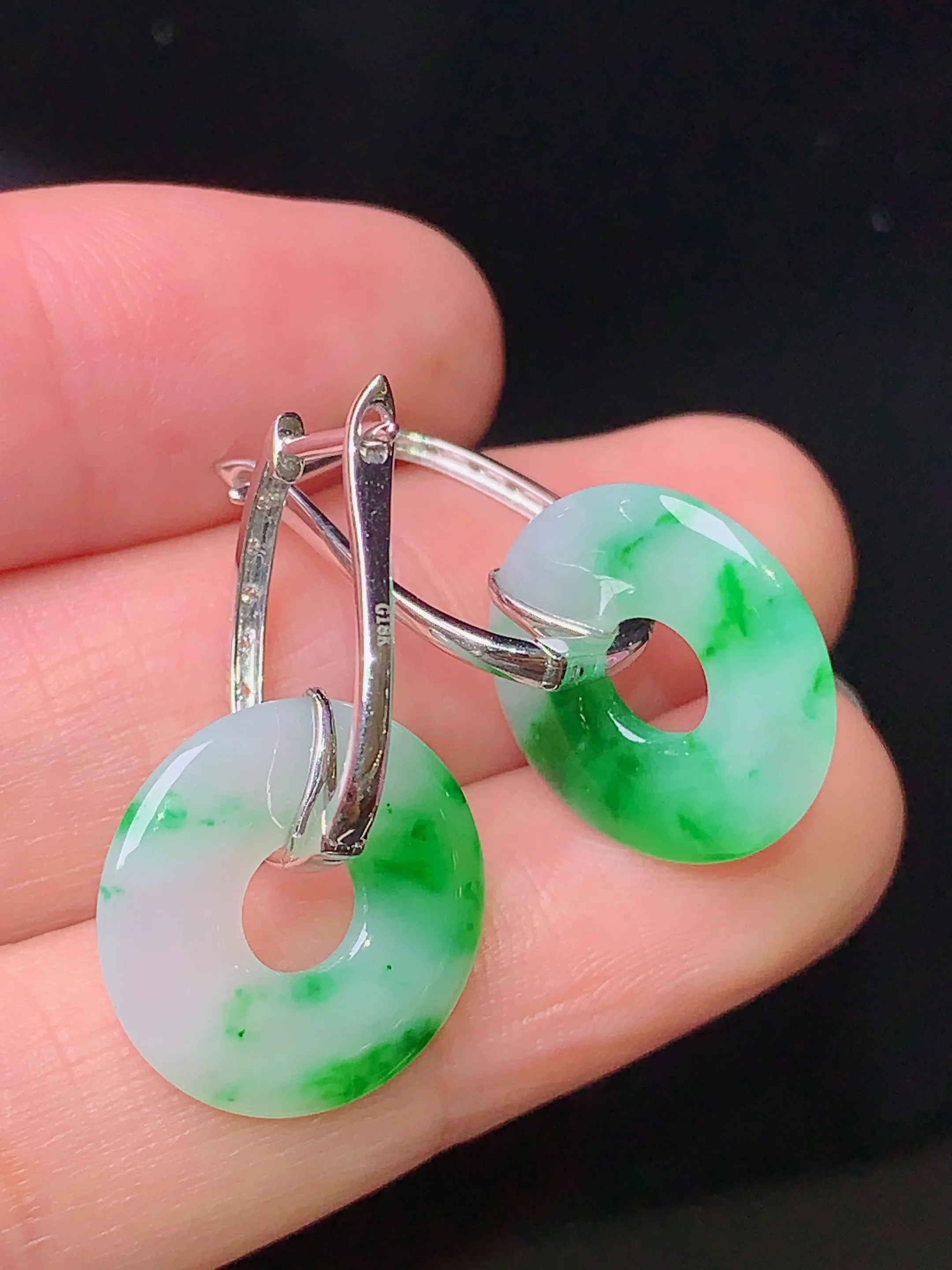 18k金钻镶嵌飘绿平安环耳钉 玉质细腻 色泽清新艳丽 整体尺寸27.5*15.6*2.2
