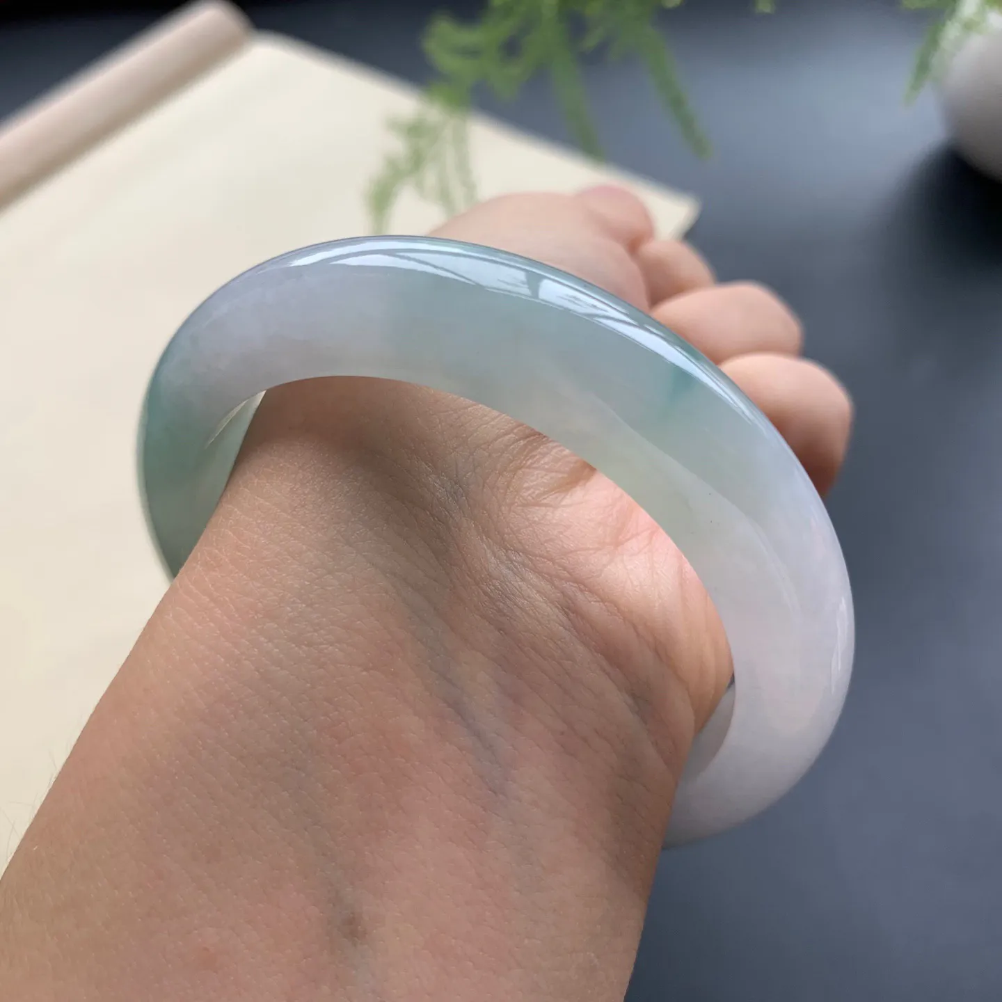 54圈口油黄底飘花正圈手镯 尺寸：54-12.2-8.6，无纹裂，水润起胶，花色飘逸