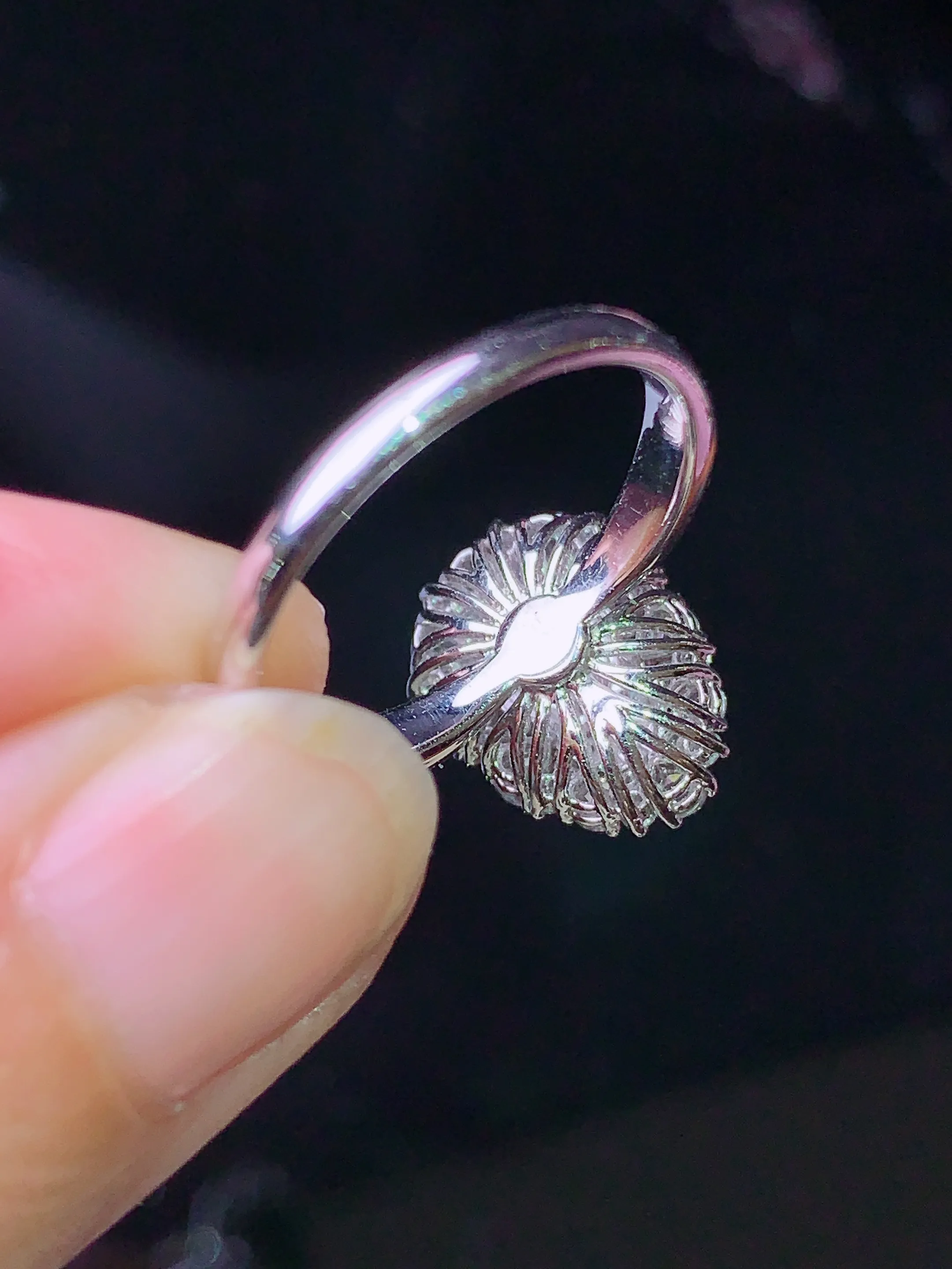 18k金钻镶嵌翠绿葫芦戒指 玉质细腻 色泽清新艳丽 圈口13.5 整体尺寸14.3*10.8*9