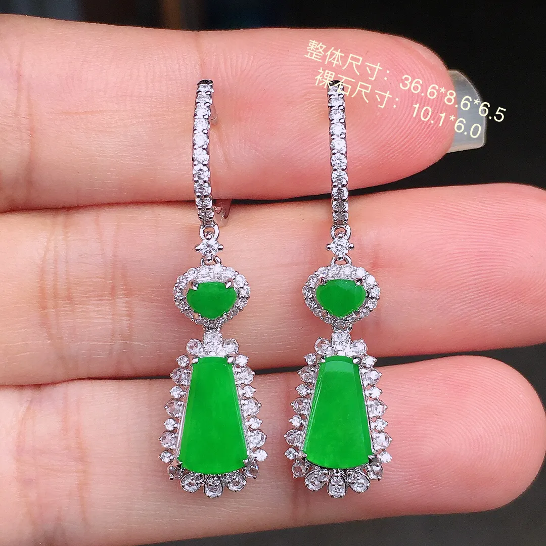 阳绿无事牌耳坠，色泽均匀艳丽，玉质细腻，荧光感超
强，饱满圆润，尽显优雅气质，18k
金豪华镶嵌