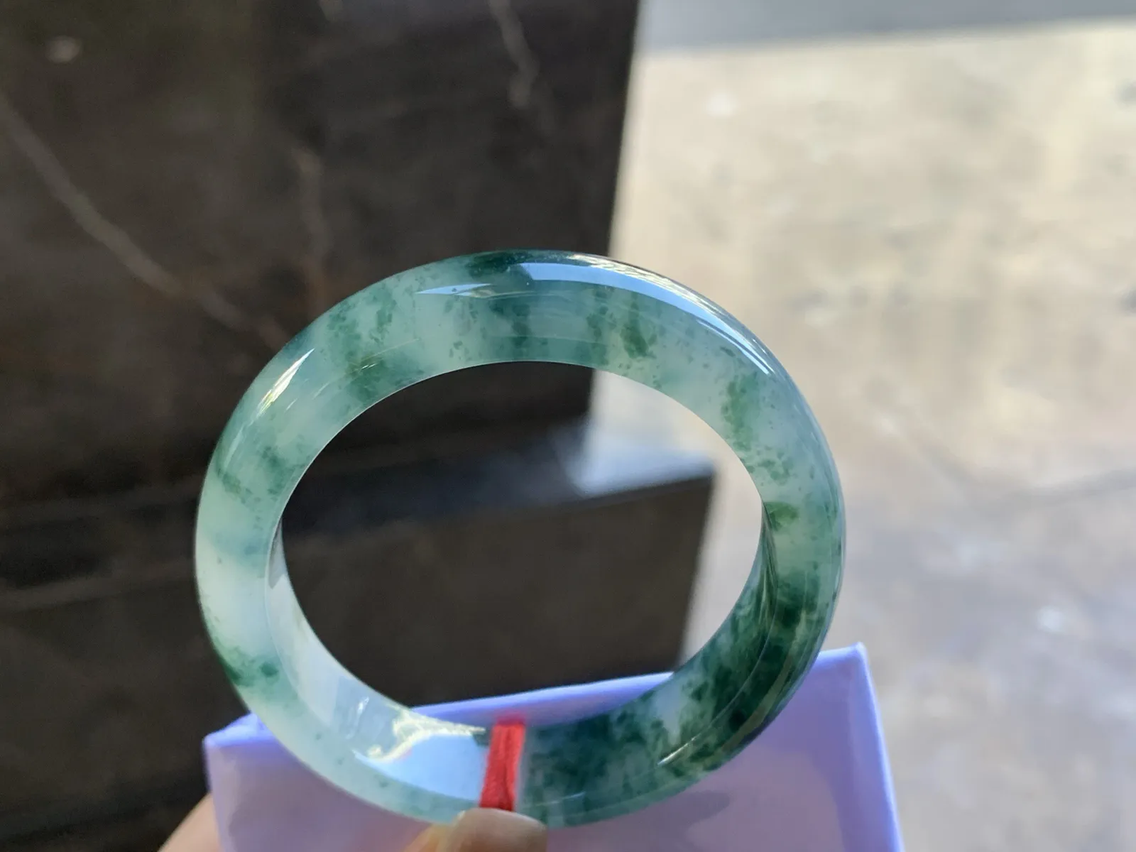 54.5-11.8-7.2

冰飘花贵妃手镯^_^飘花浓郁 种水足 正圈52可以带