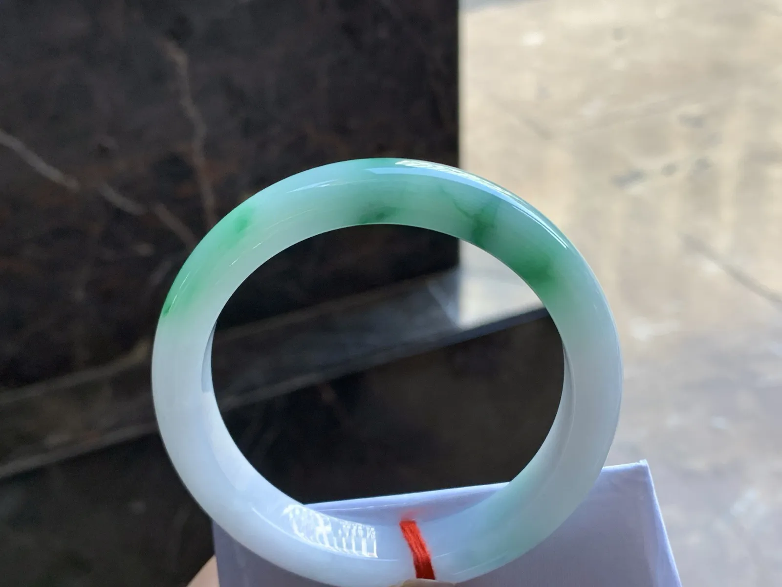 57-11.7-8.4

带色手镯^_^玉质温润 细腻