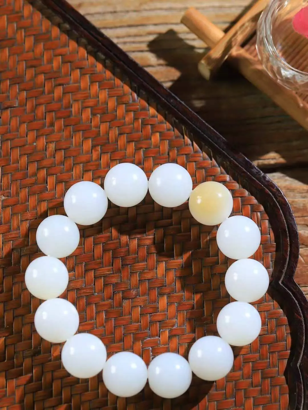 【珠圆玉润.手串】

精品和田玉糖白玉珠圆玉润手串 玉质温润细腻  整串打磨圆润，佩戴舒适。珠珠落玉盘，间关莺语花底滑，一生美好时光，无论身在何处，都有它相伴相守。事事顺遂，幸福美满，吉祥如意。重71克   尺寸取一14.9mm   FDL-691073100