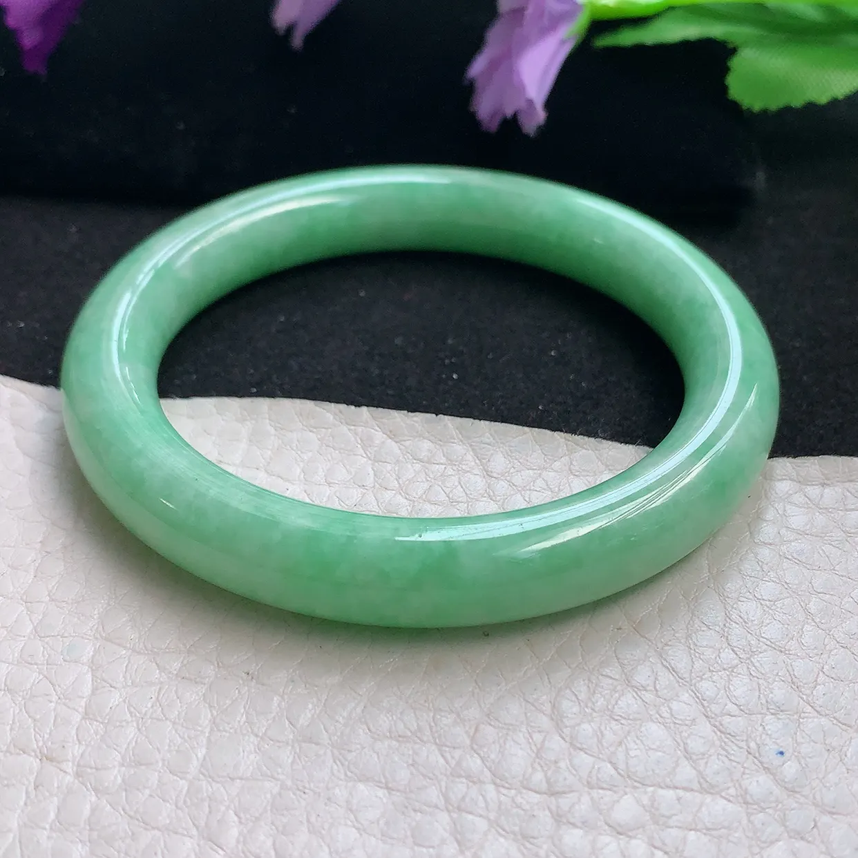 n自然光52*9.2*9圆镯 天然缅甸翡翠a货手镯满绿浅绿叮当镯子圆条手镯