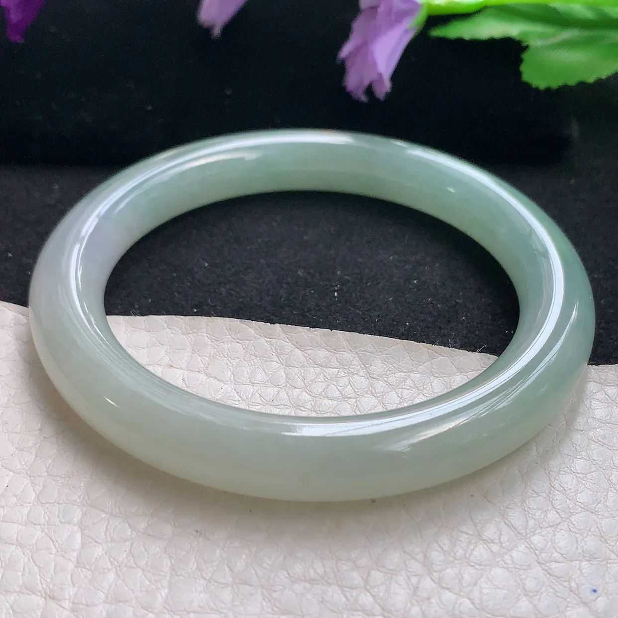 n自然光55.5*9*9.2圆镯 天然缅甸翡翠a货手镯淡绿叮当镯子圆条手镯