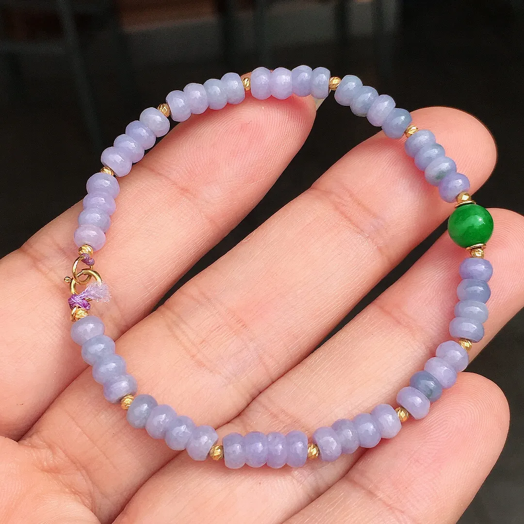 紫罗兰珠子手串，色泽均匀艳丽，玉质细腻，荧光感超
强，饱满圆润，尽显优雅气质，18k
金豪华镶嵌