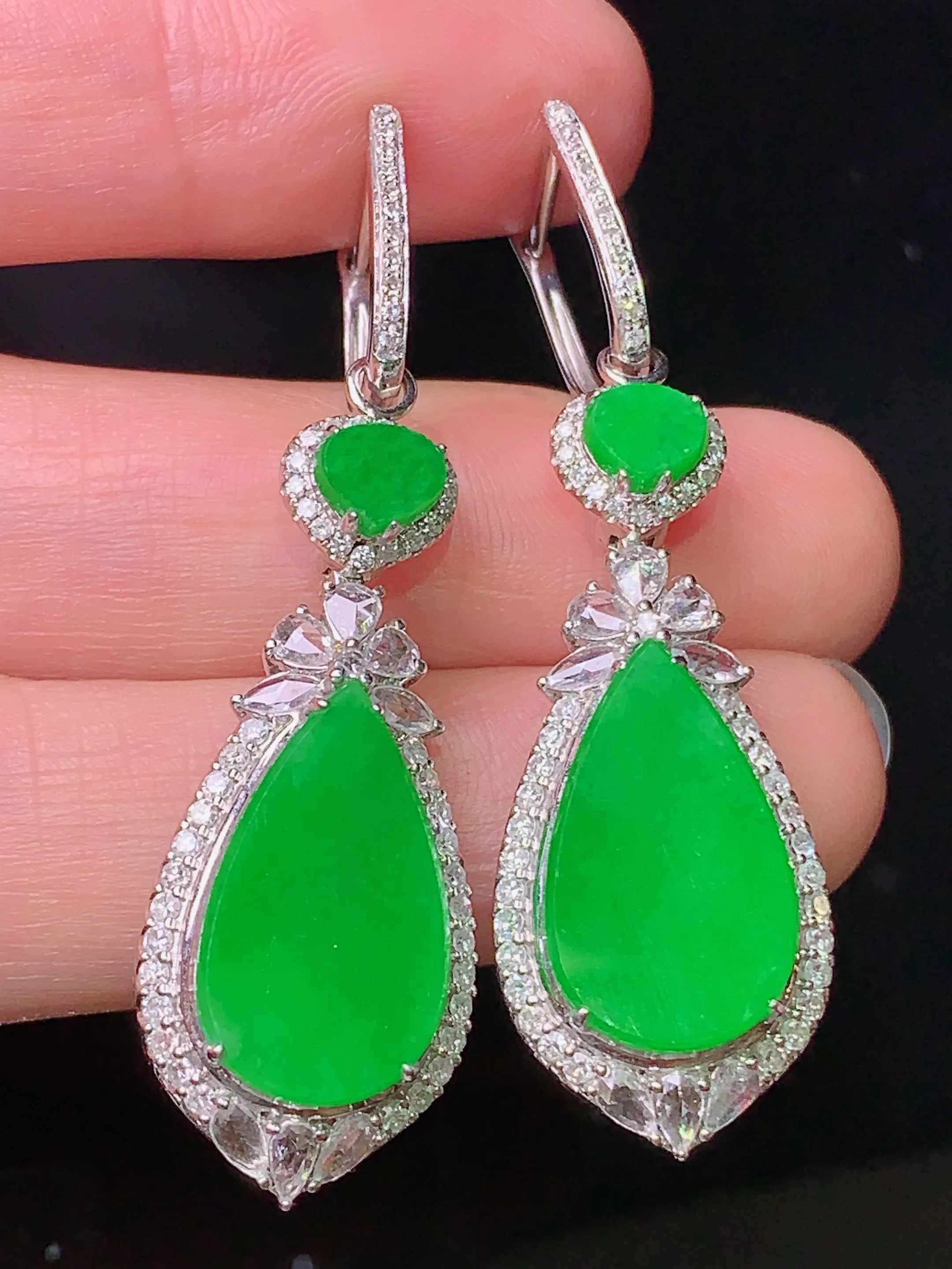 18k金钻镶嵌满绿水滴耳坠吊坠两用款 玉质细腻 色泽清新艳丽 整体尺寸47*14*8.5