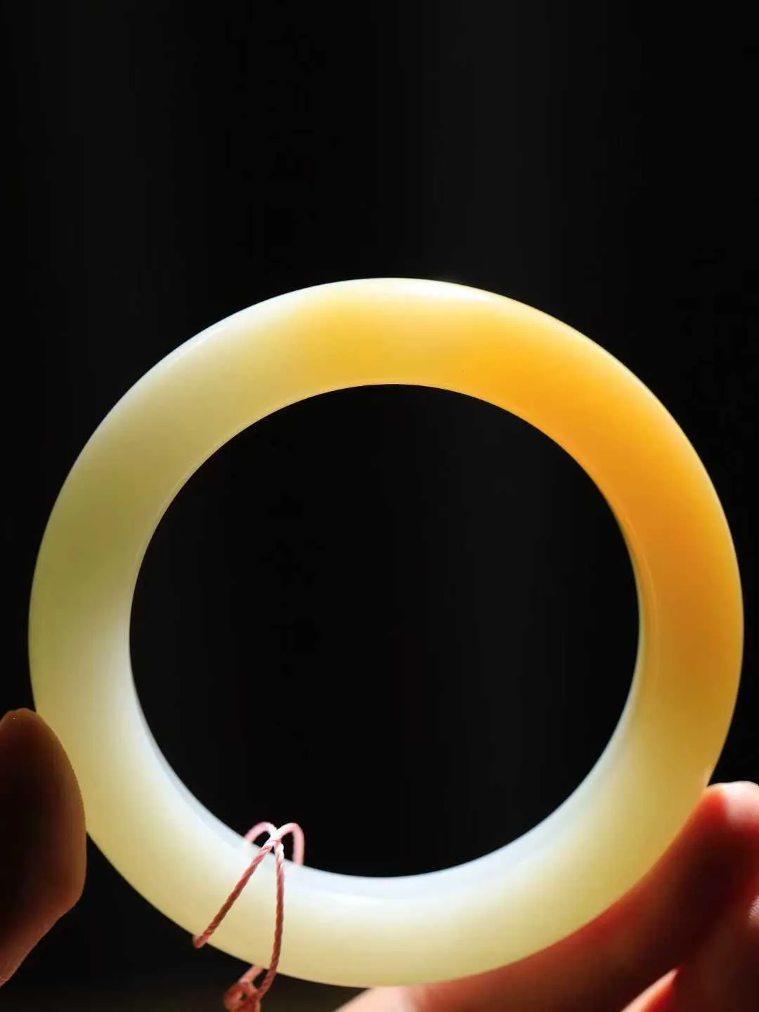 （一见钟情.手镯）

精品和田玉糖白玉手镯，玉质温和莹润，精光内蕴，手感舒适。整器简约，打磨光洁，让人爱不释手，料美艺精，萦绕于手，尽显高贵之姿。重87克 内径56.5mm尺寸14.8-11.1mm   FDA-101043173