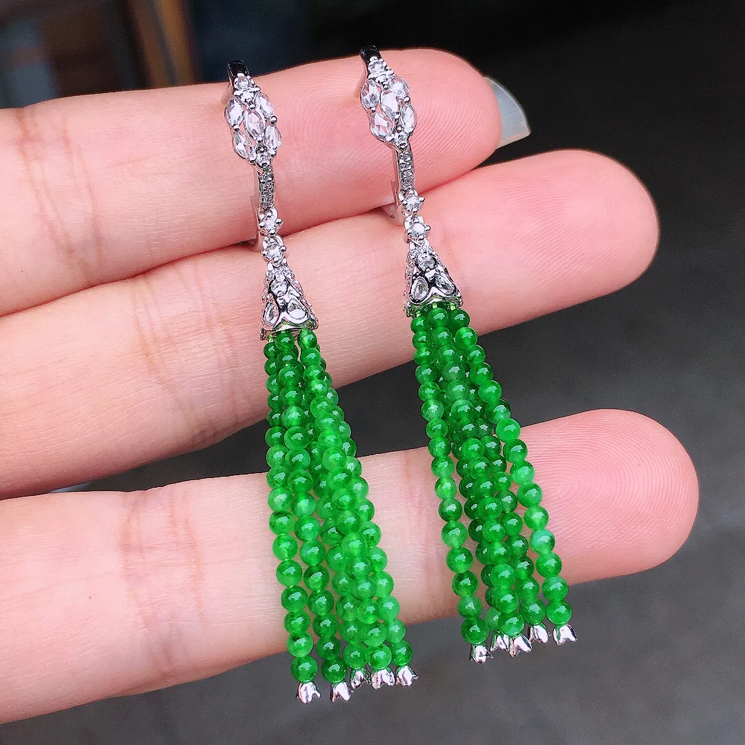 阳绿珠子耳坠，色泽均匀艳丽，玉质细腻，荧光感超
强，饱满圆润，尽显优雅气质，18k
金豪华镶嵌