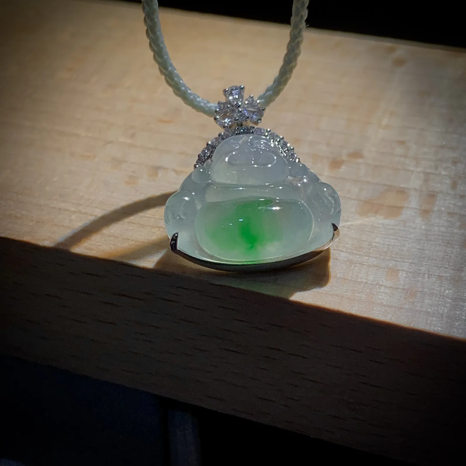 绿花弥勒佛迷你小佛，
裸石 16.2-12.8-4.5mm，
整体16.2-19.6-7mm，
18