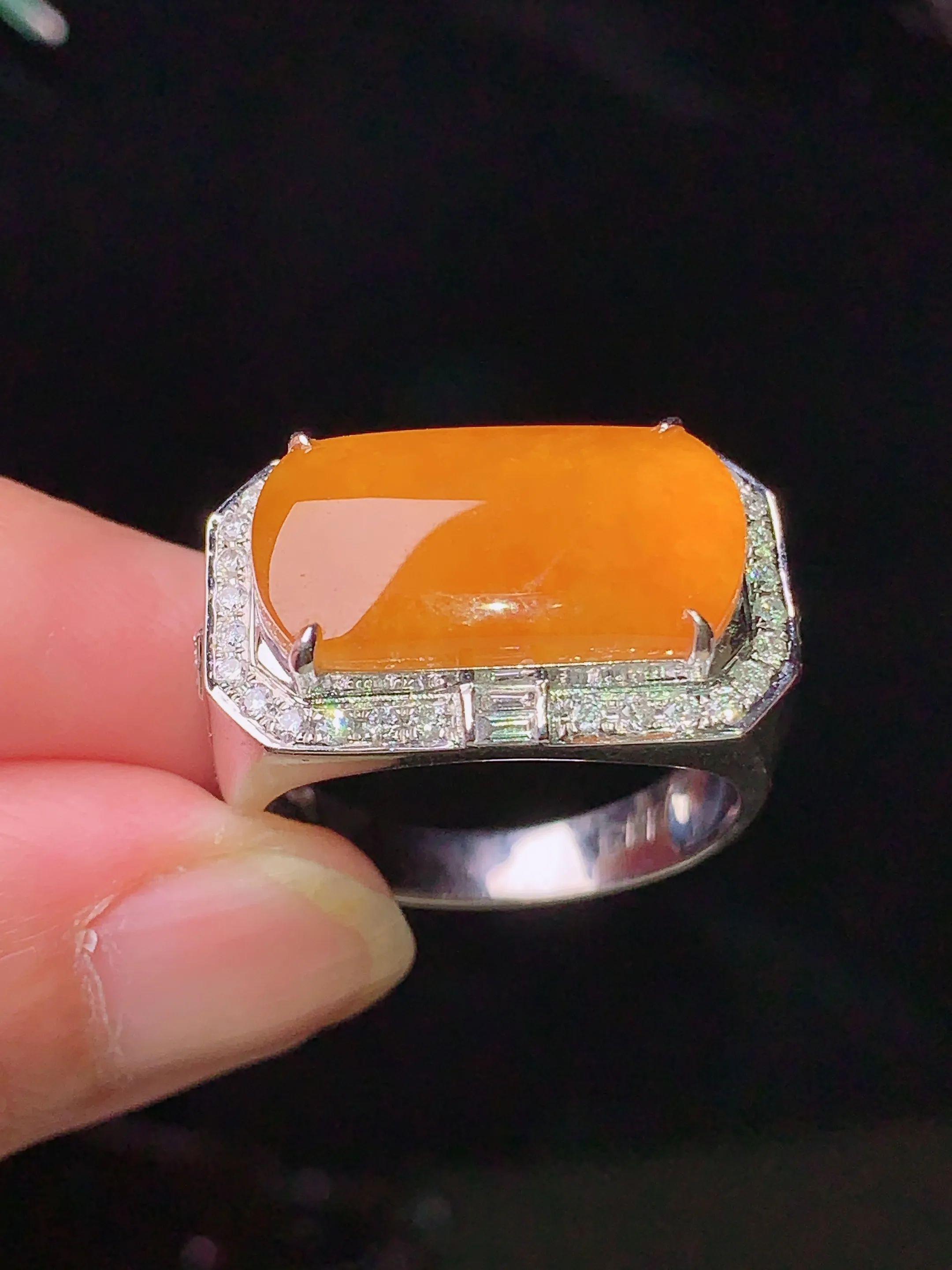 18k金钻镶嵌黄翡马鞍戒指 玉质细腻 色泽清新艳丽 圈口20整体尺寸9.5*17.8*3.5