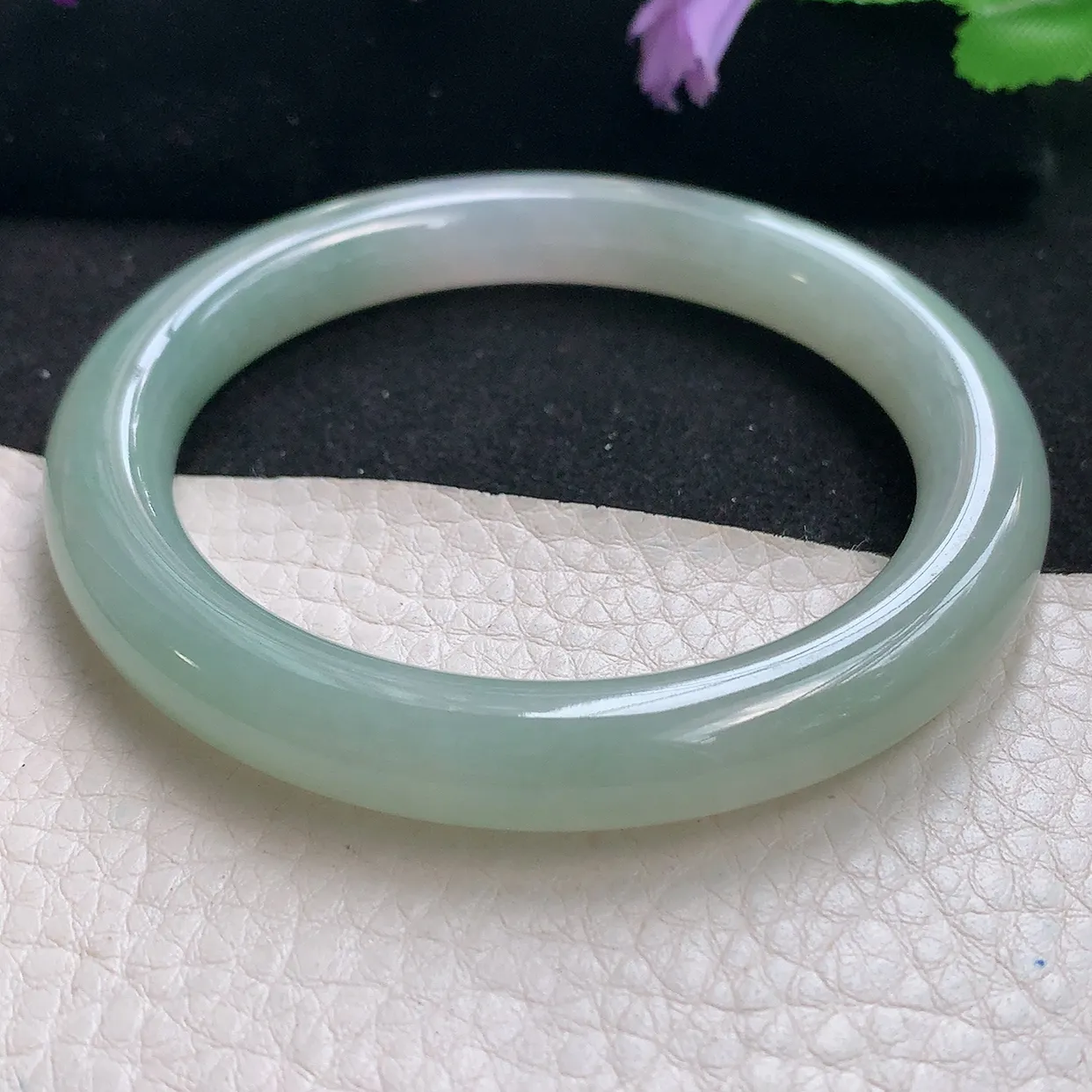 n自然光55.5*9*9.2圆镯 天然缅甸翡翠a货手镯淡绿叮当镯子圆条手镯