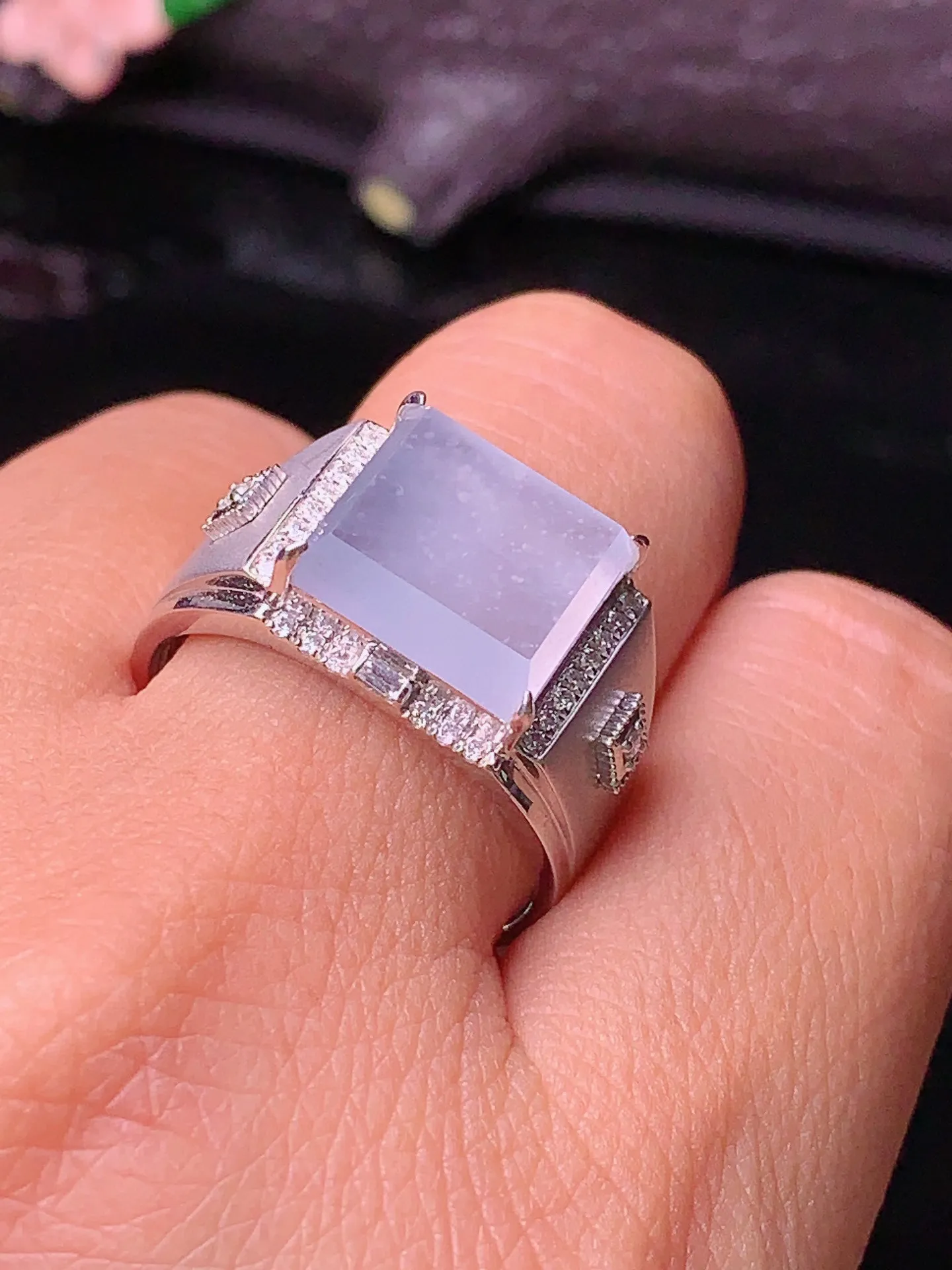 18k金钻镶嵌冰种马鞍戒指 玉质细腻 色泽清新艳丽 圈口20.5 裸石尺寸10*11*3