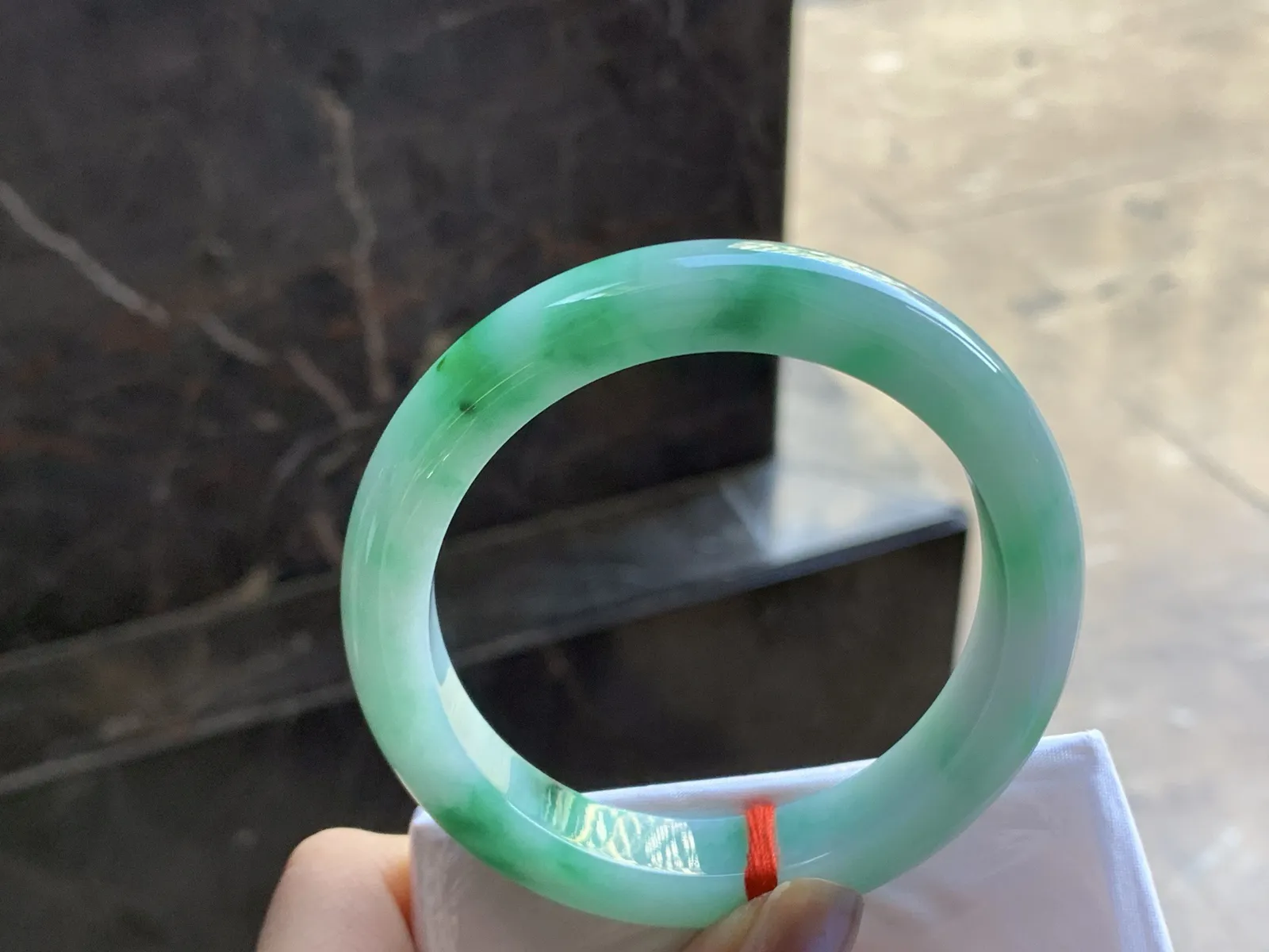 55.5-12.2-9

辣绿色手镯^_^玉质温润 细腻