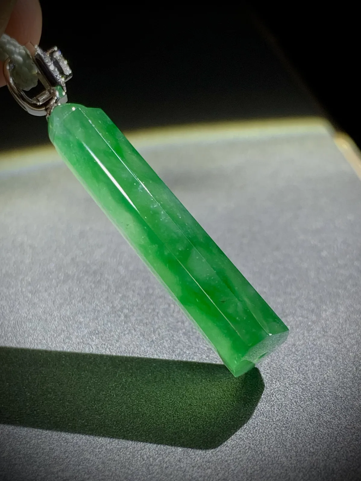 如意平安无事牌八面棱柱，
裸石32.6-12.5-6.5mm，
18K金，南非钻，