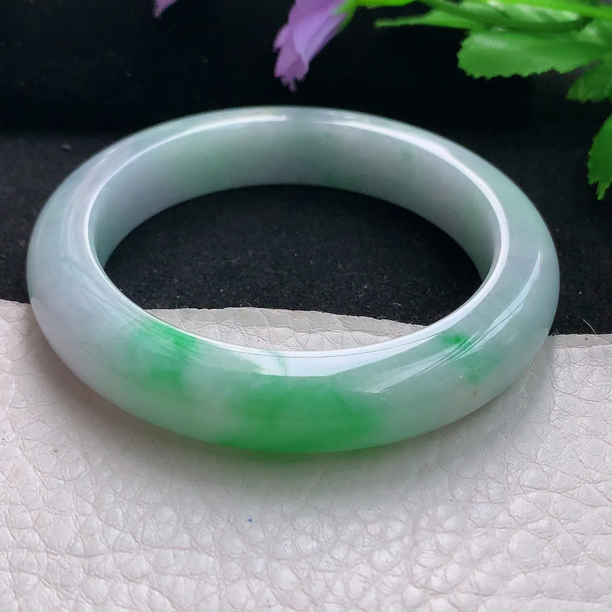 js自然光53.5*11.4*9.2平安镯 天然缅甸翡翠手镯白底青飘阳绿正圈宽边镯子