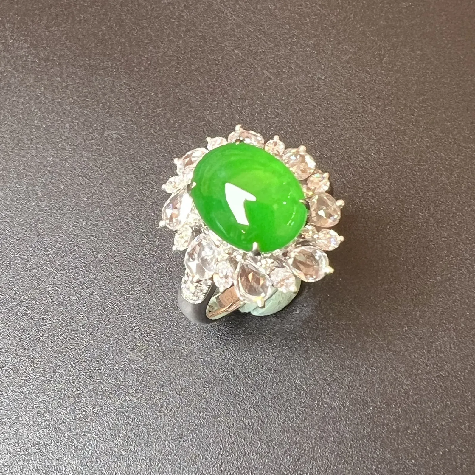 满绿戒指种色俱佳，质量杠杠滴，整体尺寸18.8*16.9*11.7 裸石尺寸11.4*9*4.5