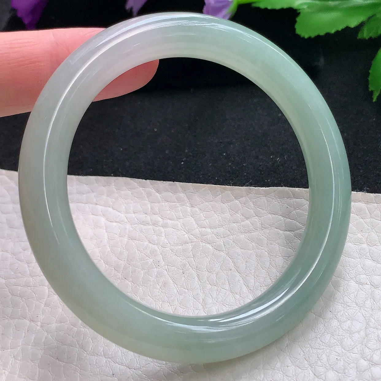 n自然光55.5*9*9.2圆镯 天然缅甸翡翠a货手镯淡绿叮当镯子圆条手镯