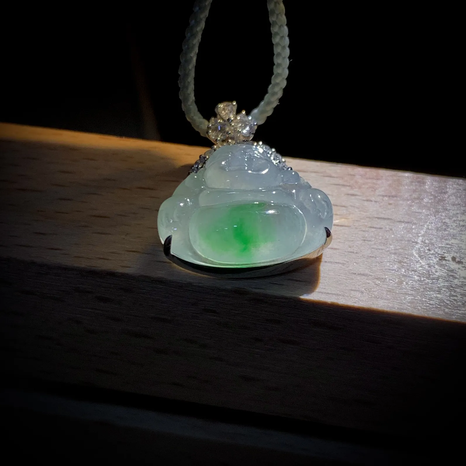 绿花弥勒佛迷你小佛，
裸石 16.2-12.8-4.5mm，
整体16.2-19.6-7mm，
18K金，南非钻，