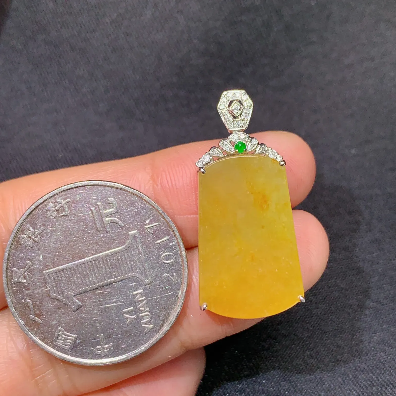 冰黄翡无事牌吊坠，18k金镶嵌，色泽鲜艳，水色超佳 尺寸29.7*13.6*5