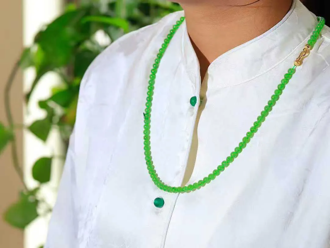 【珠圆玉润.项链】

精品和田玉碧玉珠圆玉润项链 玉质温润细腻  整串打磨圆润，佩戴舒适。珠珠落玉盘