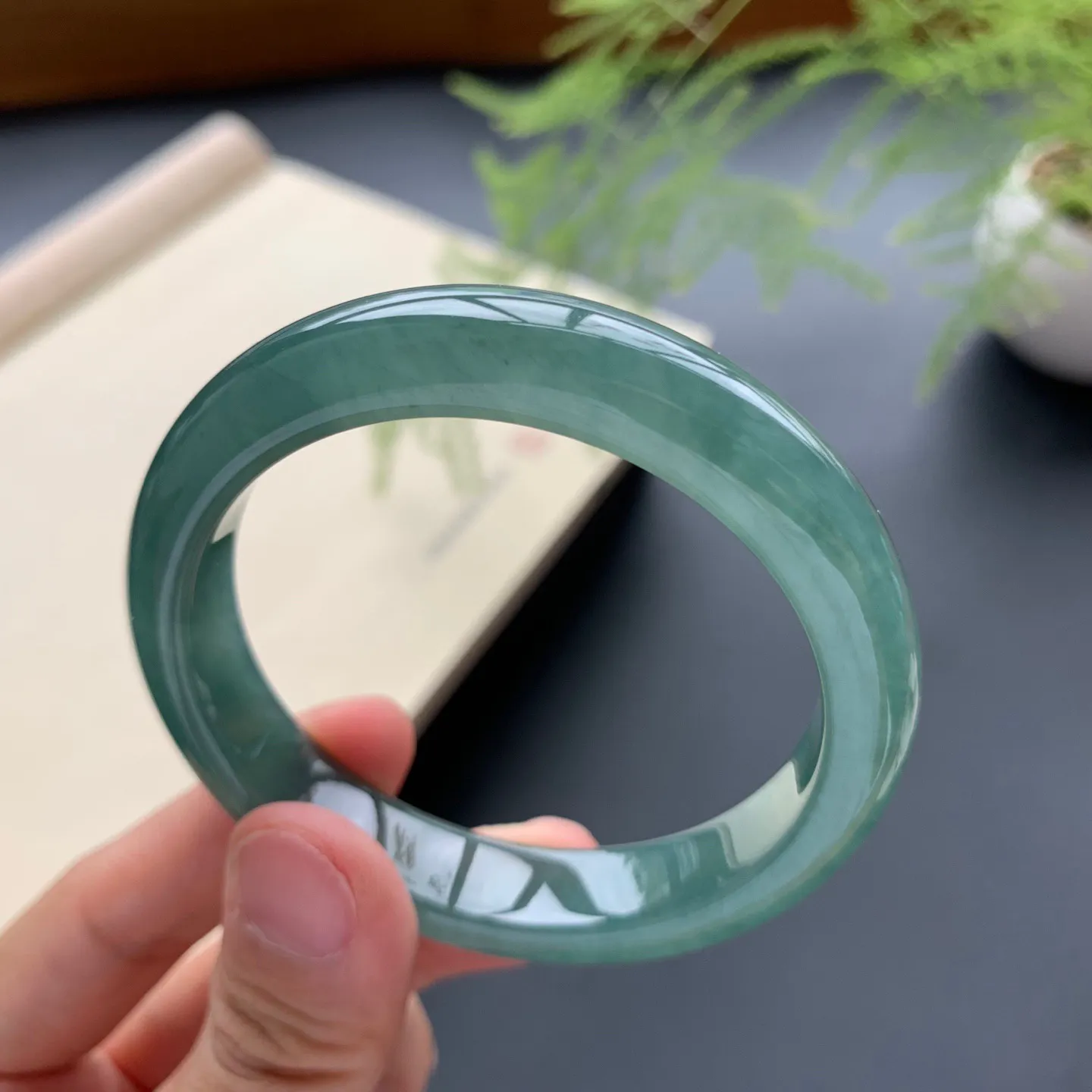 51.8圈口冰油正圈手镯 尺寸：51.8-11.2-7.5，无纹裂，细腻光滑，色泽均匀