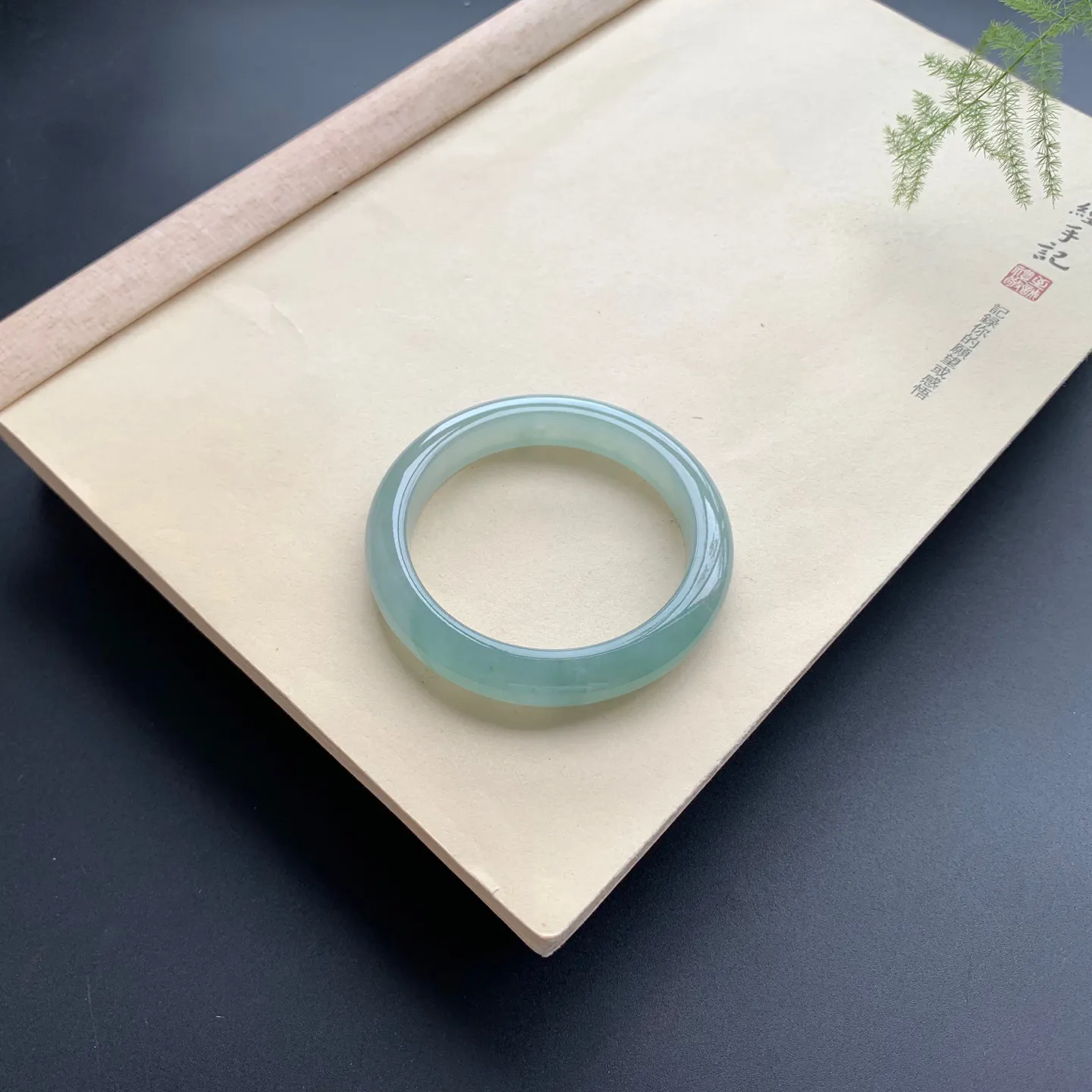 53.5圈口冰油绿正圈手镯 尺寸：53.5-19.5-8.5，无纹裂，水润起胶，色泽亮丽